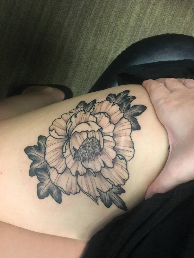 点击大图看下一张：文艺花朵纹身  女生大腿上黑灰的文艺花朵纹身图片