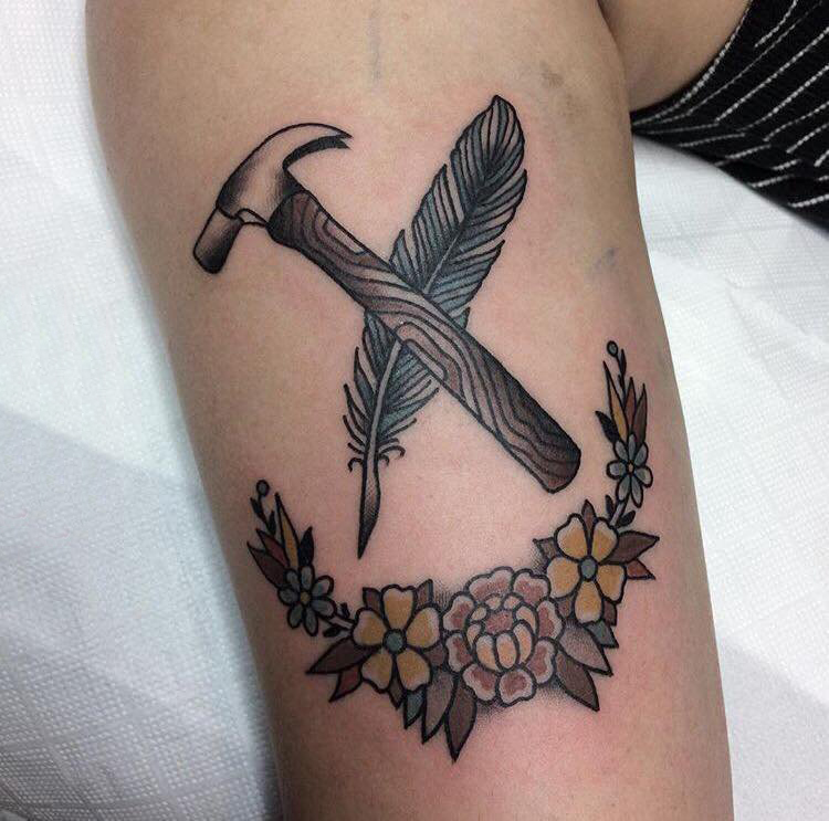 点击大图看下一张：纹身大臂纹身图案  女生大臂上花朵和羽毛纹身图片