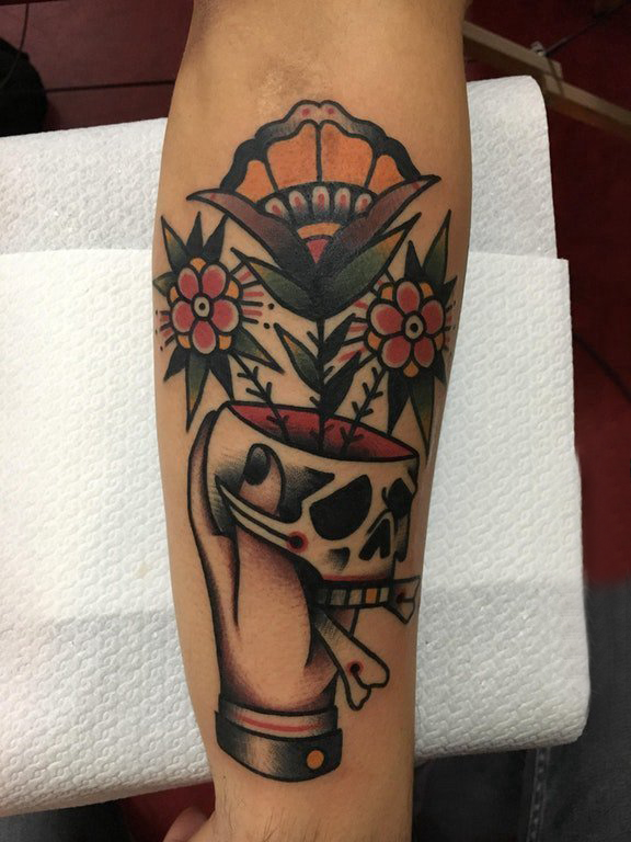 点击大图看下一张：纹身小臂 女生手臂上花朵和手纹身图片
