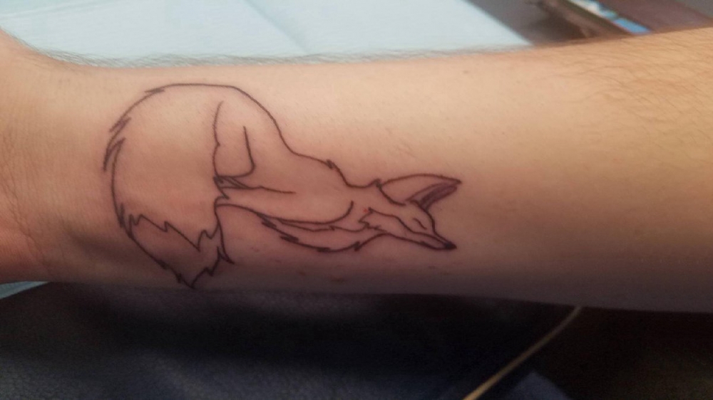 点击大图看下一张：小动物纹身 男生手臂上黑色的狐狸纹身图片