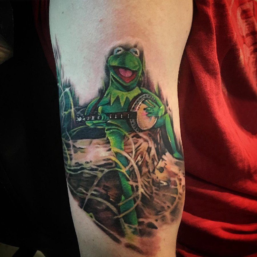 点击大图看下一张：百乐动物纹身 男生大臂上彩色的青蛙纹身图片