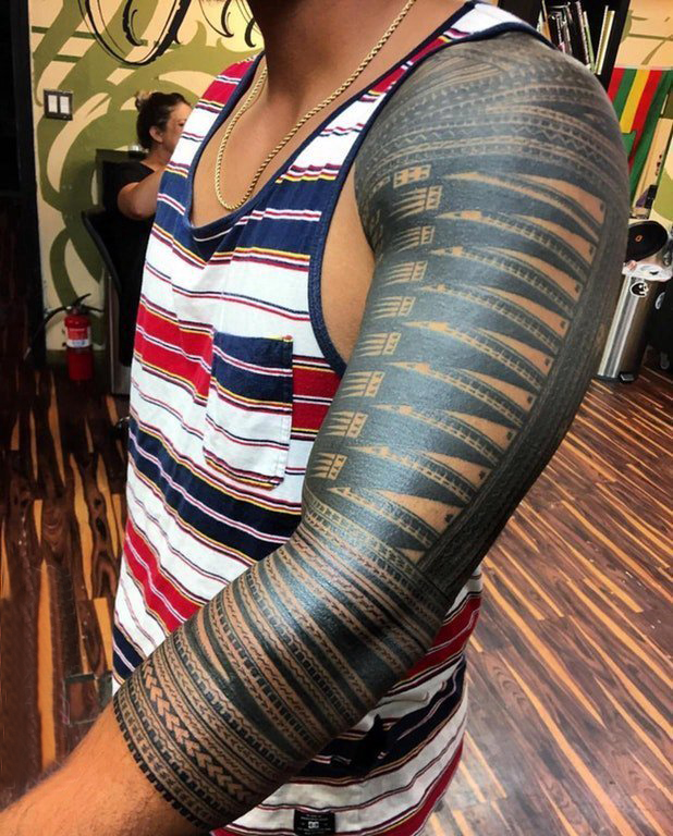 点击大图看下一张：部落图腾纹身 男生手臂上黑色的部落纹身图片