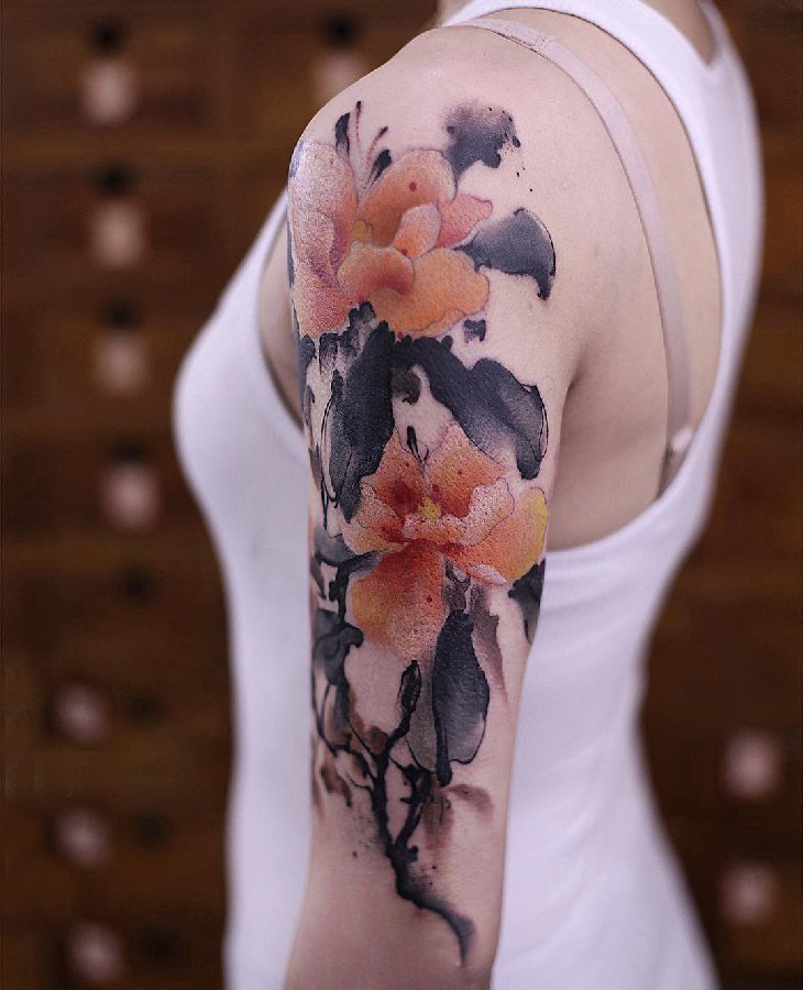 点击大图看下一张：彩色泼墨纹身 女生手臂上彩色的花朵纹身图片