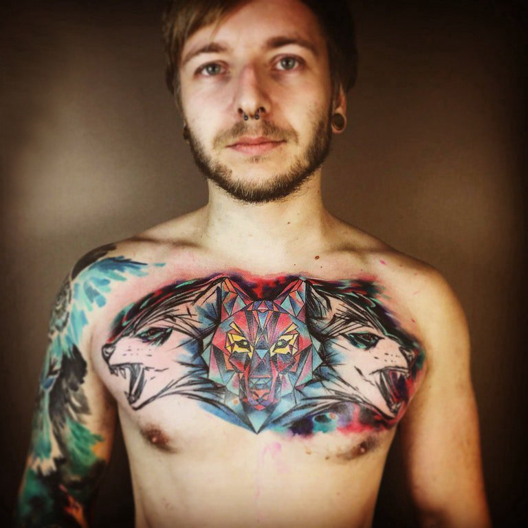 点击大图看下一张：胸部纹身男 男生胸部彩色的狼头纹身图片