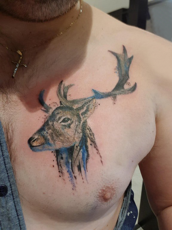 点击大图看下一张：胸部纹身男 男生胸部彩色的麋鹿纹身图片