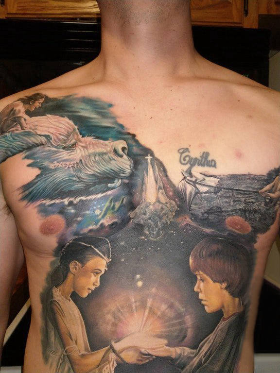 点击大图看下一张：胸部纹身男 男生胸部彩色的人物纹身图片