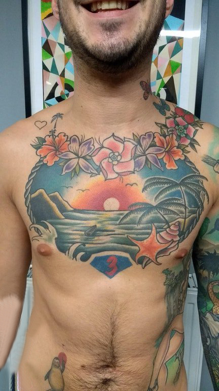 点击大图看下一张：胸部纹身男 男生胸部花朵和风景纹身图片