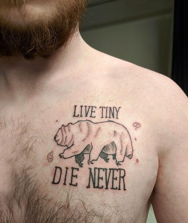 点击大图看下一张：胸部纹身男 男生胸部英文和熊纹身图片