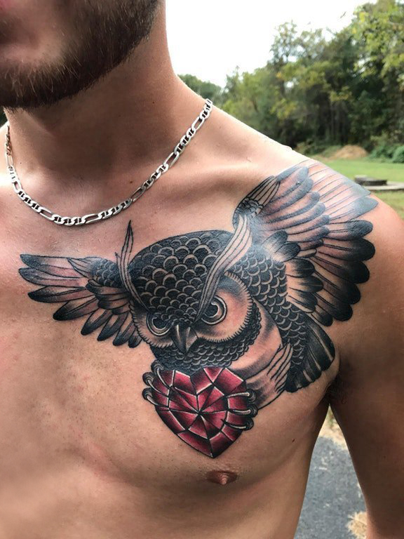 点击大图看下一张：胸部纹身男 男生胸部钻石和猫头鹰纹身图片