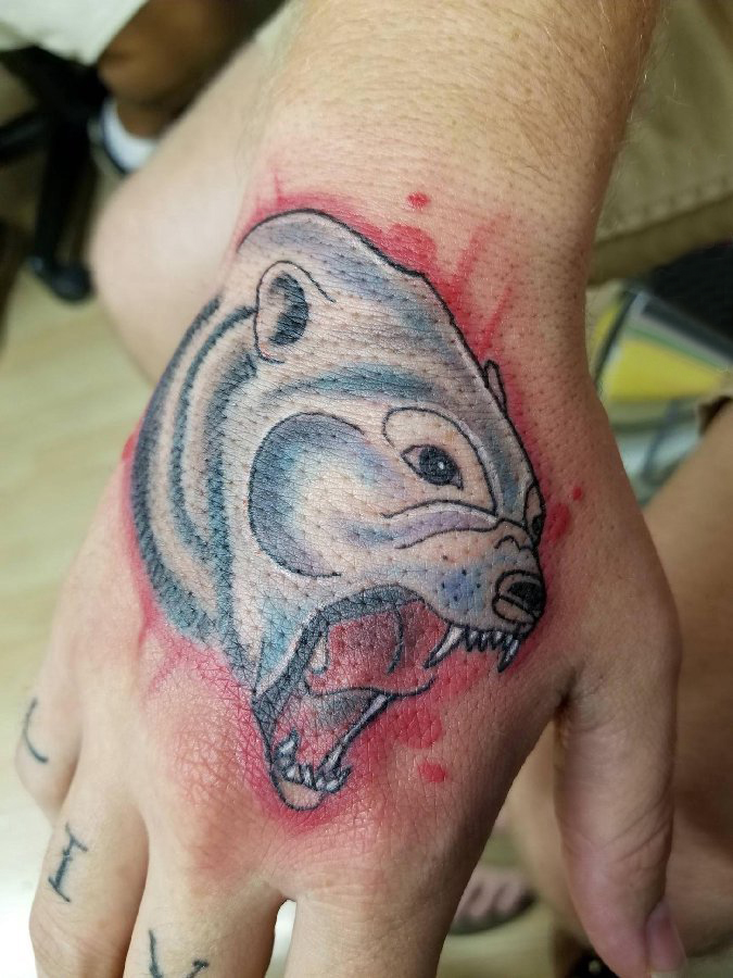 点击大图看下一张：熊纹身 男生手部熊纹身图片