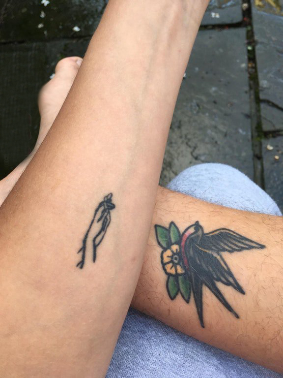 点击大图看下一张：燕子和花朵纹身图案  男生小腿上燕子和花朵纹身图片