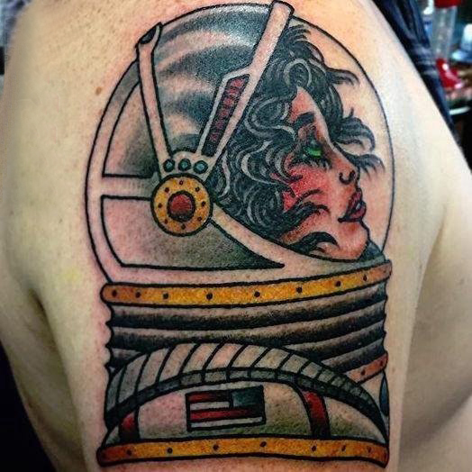 点击大图看下一张：宇航员纹身  男生大臂上彩色的宇航员纹身图片