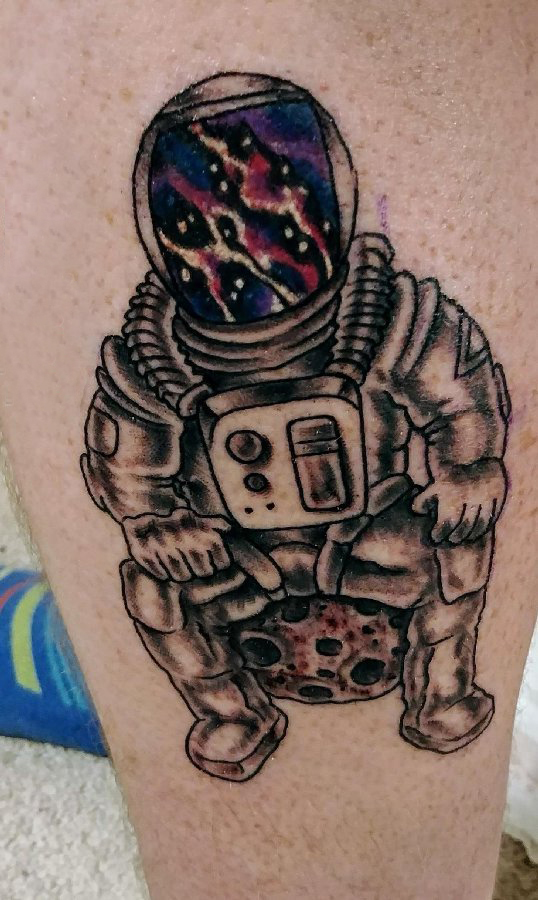 点击大图看下一张：宇航员纹身图案 男生小腿上星球和宇航员纹身图片