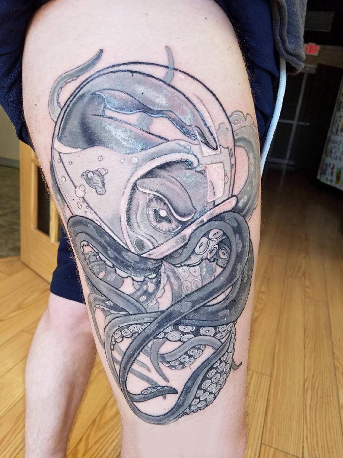 点击大图看下一张：宇航员纹身图案 女生大腿上宇航员纹身图案
