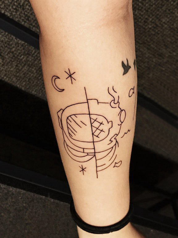点击大图看下一张：月亮和星球纹身  女生手臂上清新的月亮和星球纹身图片