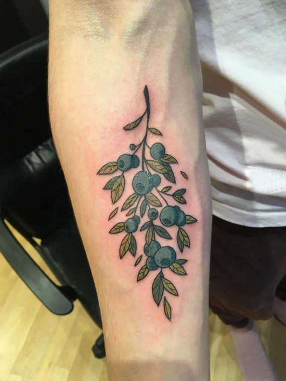 点击大图看下一张：植物纹身  女生手臂上小清新的植物纹身图片