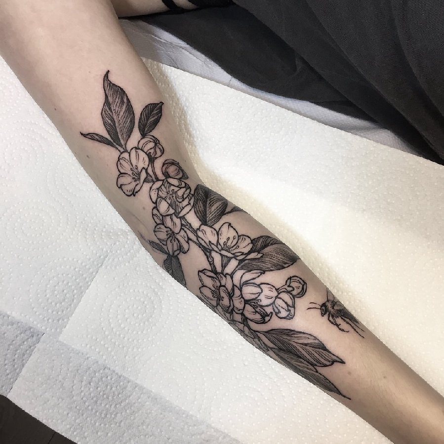 点击大图看下一张：植物纹身 女生手臂上黑灰的植物纹身图片