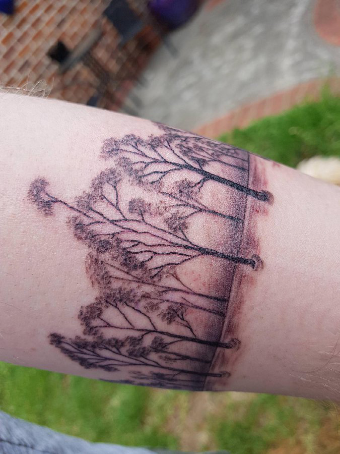 点击大图看下一张：植物纹身 女生手臂上黑色的臂环纹身图片