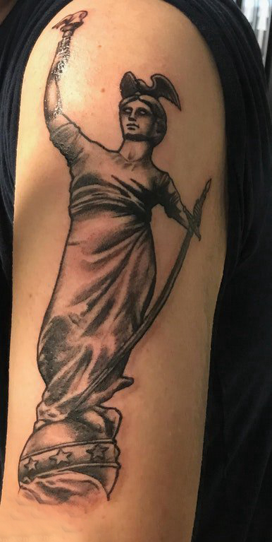 点击大图看下一张：自由女神胳膊纹身  男生大臂上黑色的自由女神纹身图片