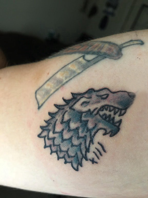 点击大图看下一张：滴血狼头纹身  男生大臂上极简的狼头纹身图片