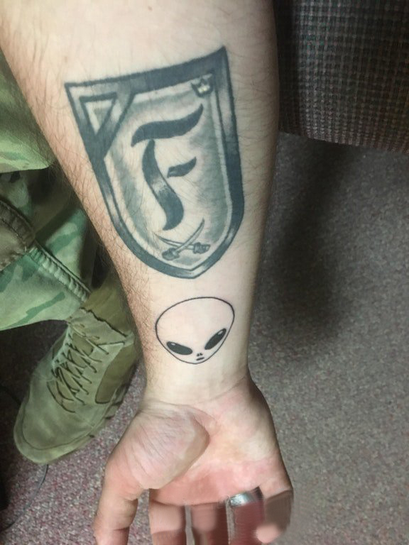 点击大图看下一张：盾牌纹身图案 男生手臂上外星人和盾牌纹身图片