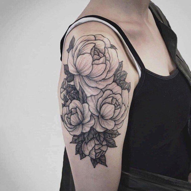 点击大图看下一张：黑灰写实纹身 女生大臂上黑灰的花朵纹身图片