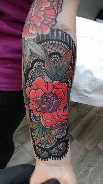 点击大图看下一张：花朵纹身 女生手臂上蕾丝和花朵纹身图片