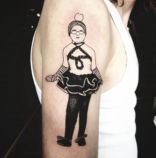 点击大图看下一张：极简线条纹身 男生大臂上黑色的人物纹身图片