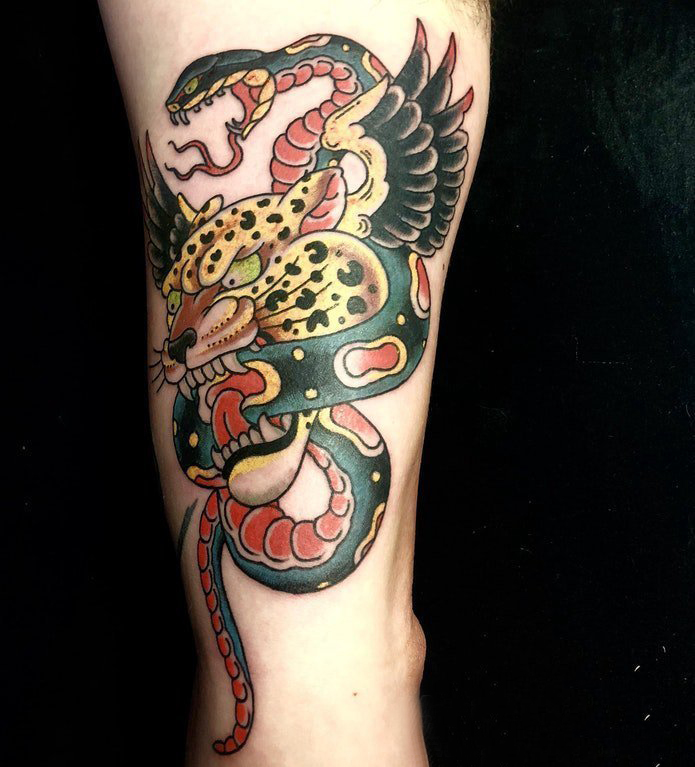 点击大图看下一张：百乐动物纹身  男生大臂上蛇和豹子纹身图片