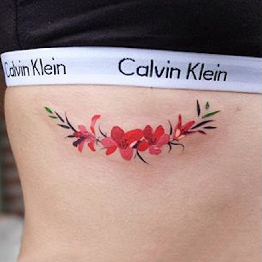 点击大图看下一张：侧腰纹身图 女生侧腰上小清新的花朵纹身图片