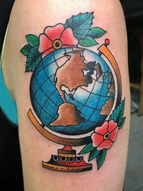 点击大图看下一张：地球纹身图案  女生手臂上地球和花朵纹身图片