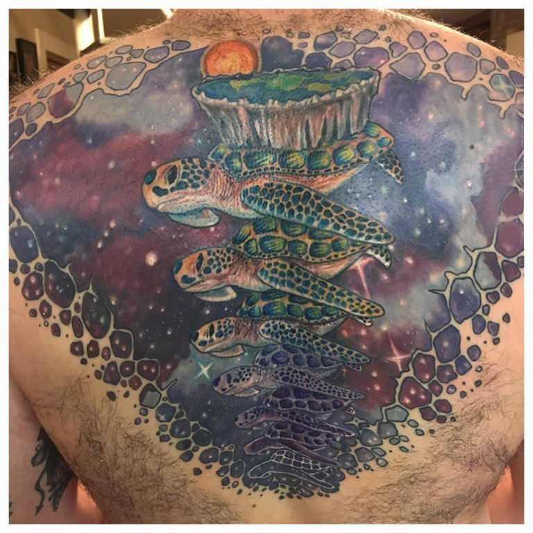 点击大图看下一张：龟纹身 男生后背上彩色的乌龟纹身图片