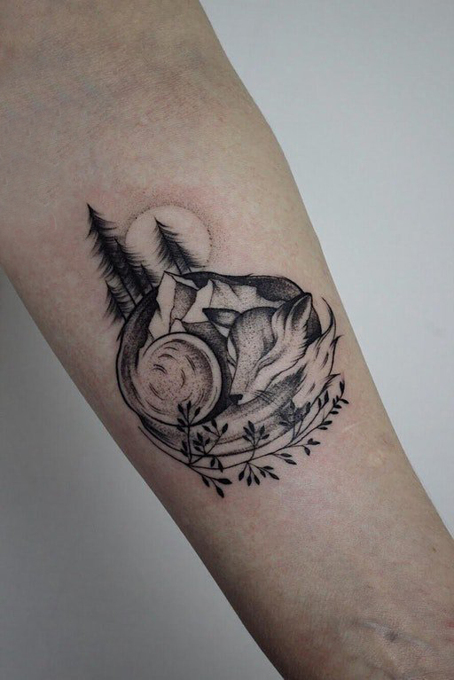 点击大图看下一张：黑灰写实纹身 男生手臂上植物和狐狸纹身图片