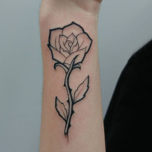 点击大图看下一张：极简线条纹身 男生手臂上黑色的玫瑰纹身图片