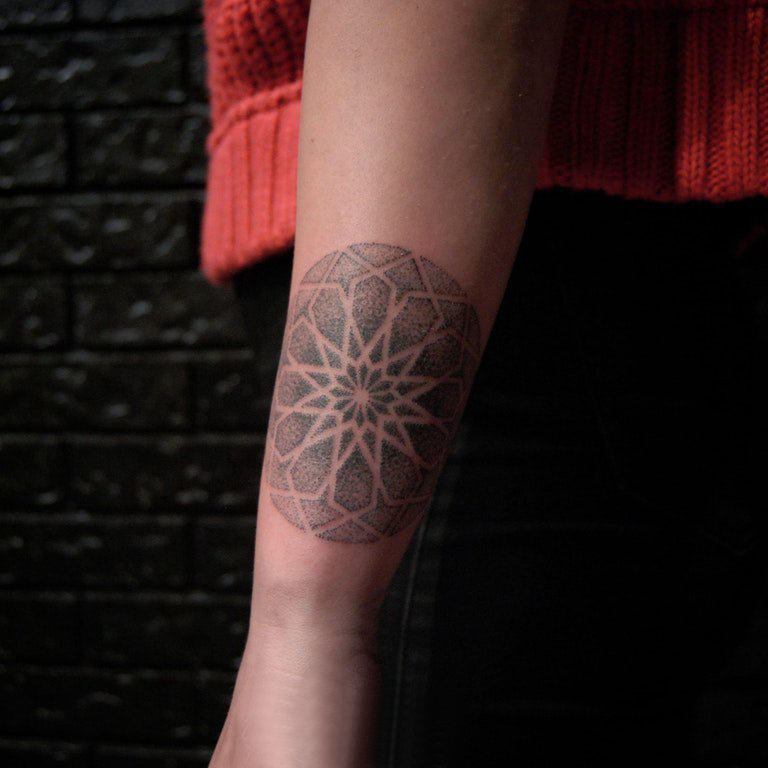 点击大图看下一张：几何和花纹身图案  女生手臂上几何和花纹身图片