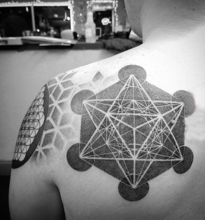 点击大图看下一张：几何纹身图案  男生肩部创意的几何纹身图片