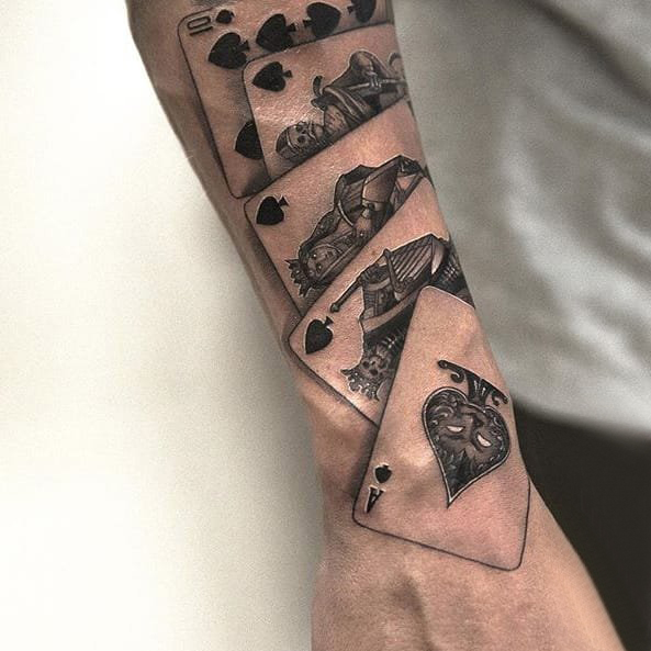 点击大图看下一张：几何元素纹身 男生手臂上黑色的扑克牌纹身图片