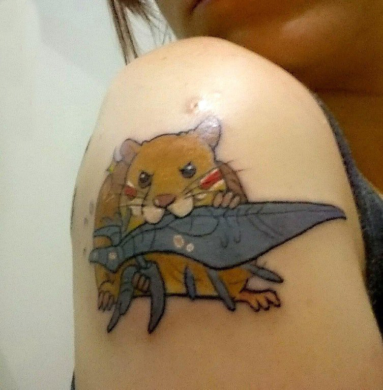 点击大图看下一张：老鼠纹身图  女生大臂上可爱的老鼠纹身图片