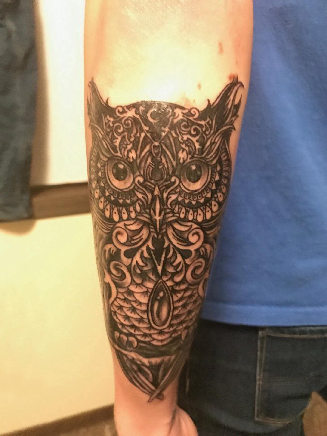 点击大图看下一张：猫头鹰纹身图 男生手臂上黑色的猫头鹰纹身图片
