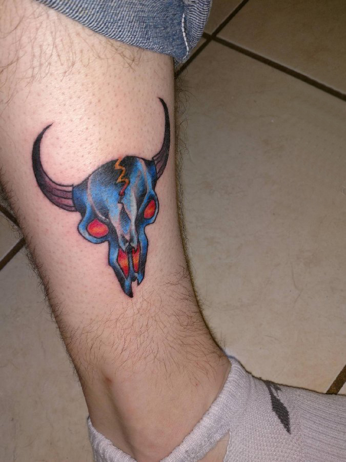 点击大图看下一张：牛头骨纹身  男生小腿上彩色的牛头骨纹身图片