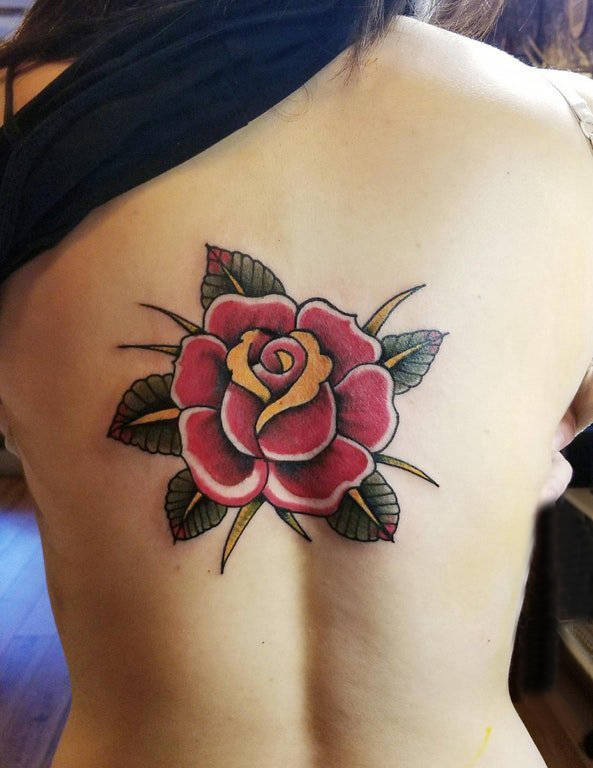 点击大图看下一张：女生后背纹身图 女生后背上彩色的玫瑰纹身图片