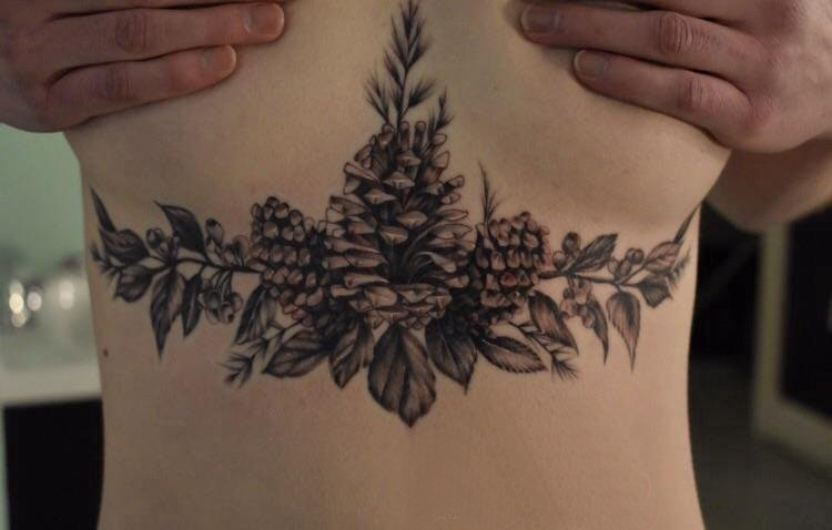 点击大图看下一张：女生胸下纹身  女生胸下黑灰的植物纹身图片