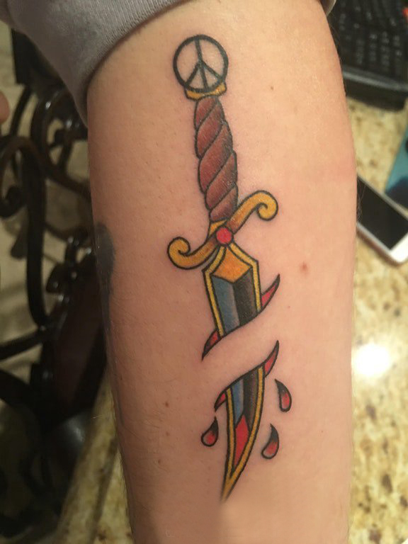 点击大图看下一张：欧美匕首纹身 男生小腿上断裂的匕首纹身图片