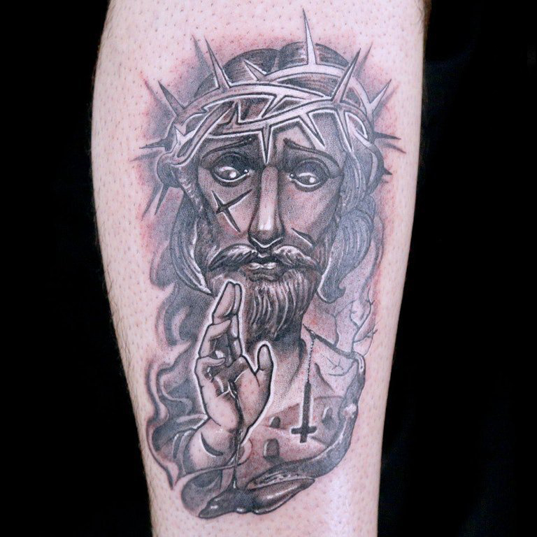 点击大图看下一张：欧美小腿纹身 男生小腿上黑灰的耶稣纹身图片
