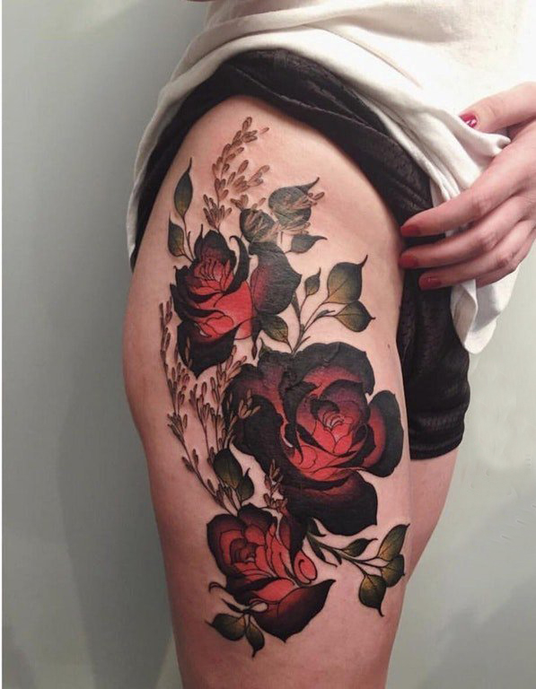 点击大图看下一张：彩色渐变纹身 女生大腿上彩色的玫瑰纹身图片
