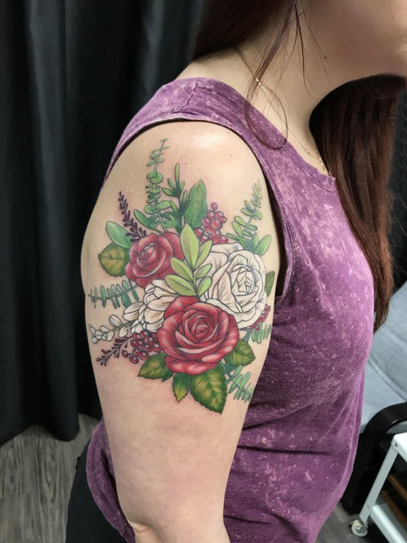 点击大图看下一张：大臂纹身 女生大臂上彩色的玫瑰纹身图片