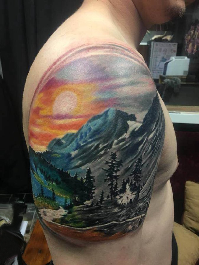 点击大图看下一张：大臂纹身图 男生大臂上彩色的风景纹身图片