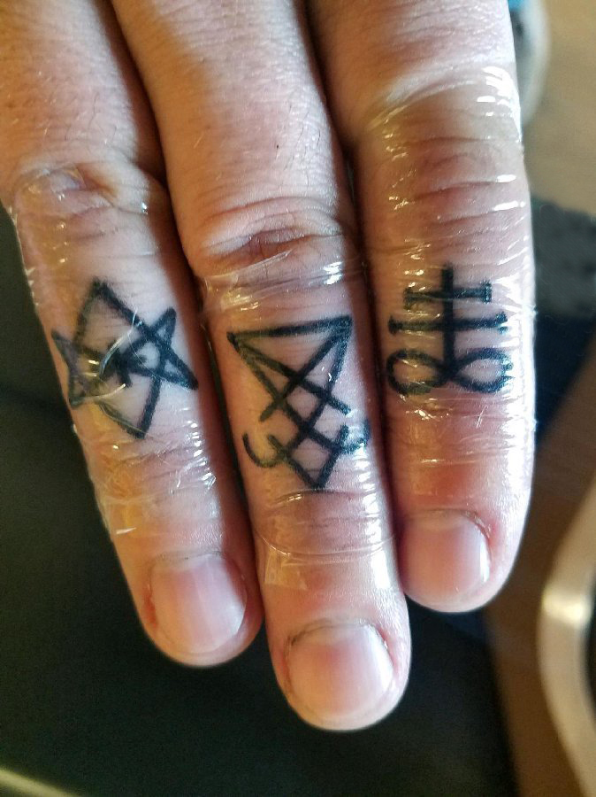 点击大图看下一张：极简线条纹身 男生手指上黑色的符号纹身图片