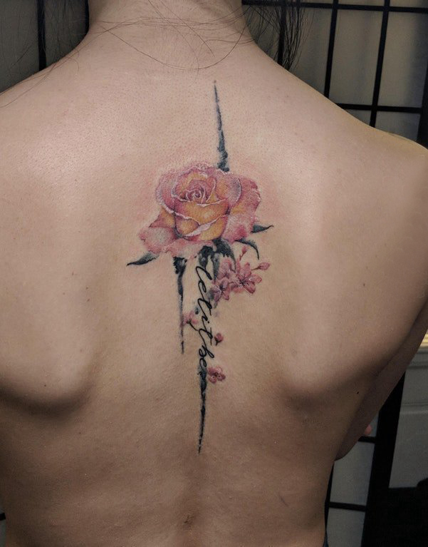 点击大图看下一张：脊柱纹身图案 女生后背上彩色的花朵纹身图片