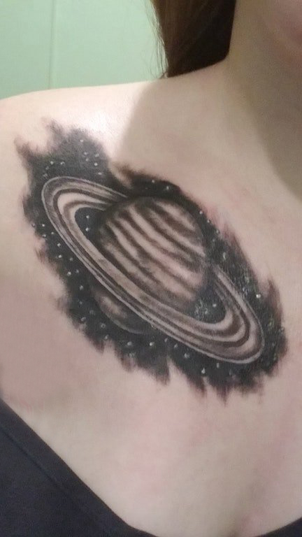 点击大图看下一张：肩部纹身图案 女生肩部黑色的星球纹身图片